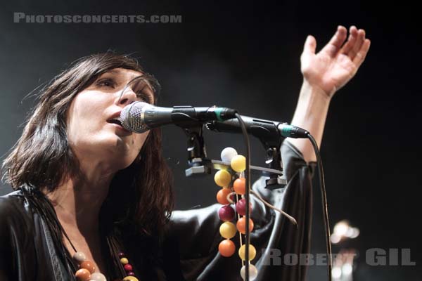 SARAH BLASKO - 2010-12-04 - PARIS - Cafe de la Danse - 